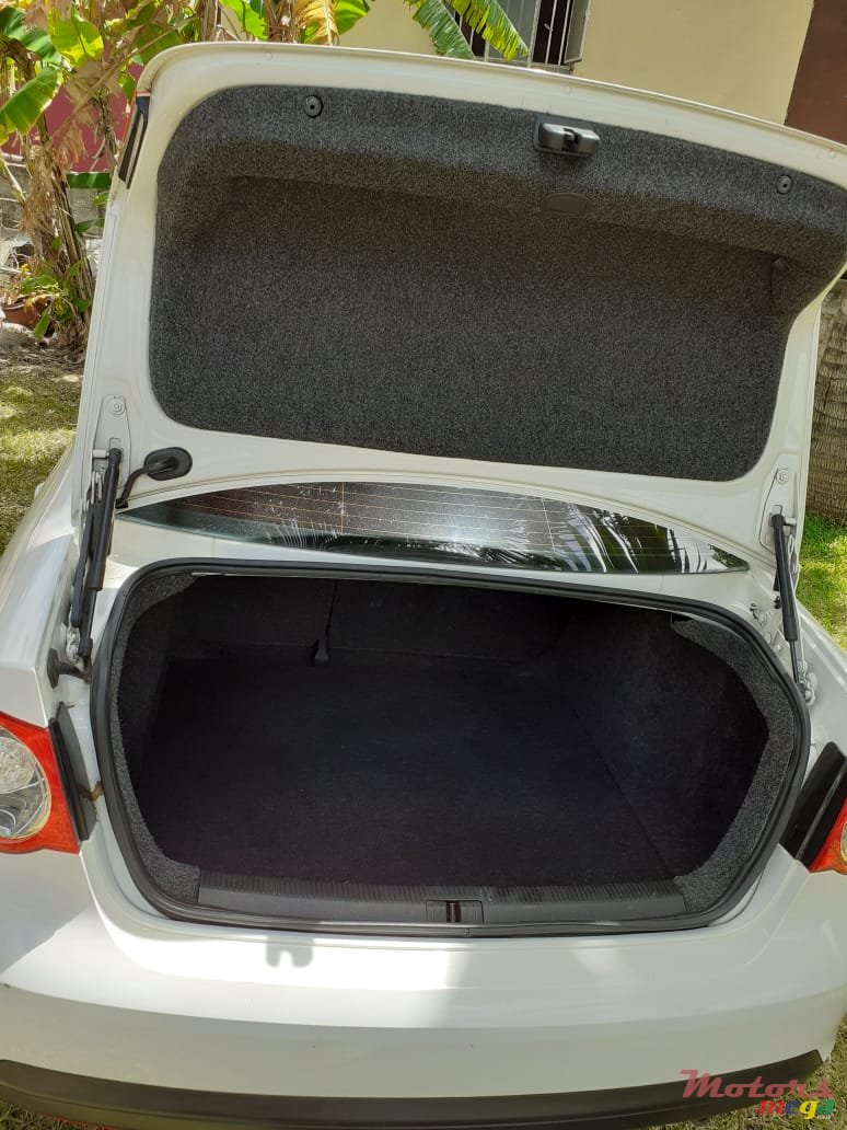 2011' Volkswagen photo #3