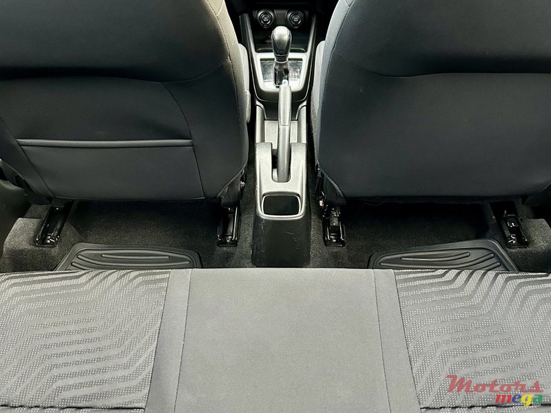 2021' Suzuki Swift GLX SLDA photo #5