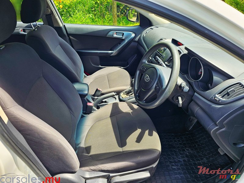 2011' Kia Cerato 1.6 Hatchback photo #6