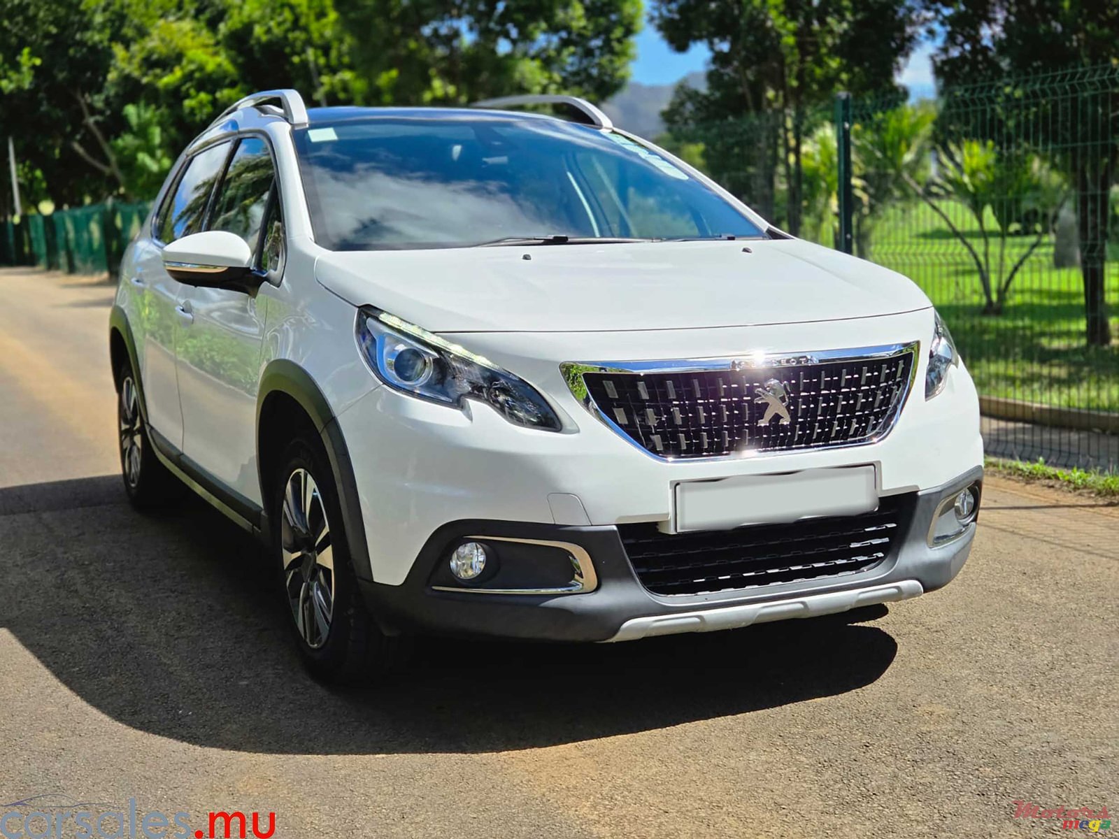 2019' Peugeot 2008 1.2 Allure photo #2