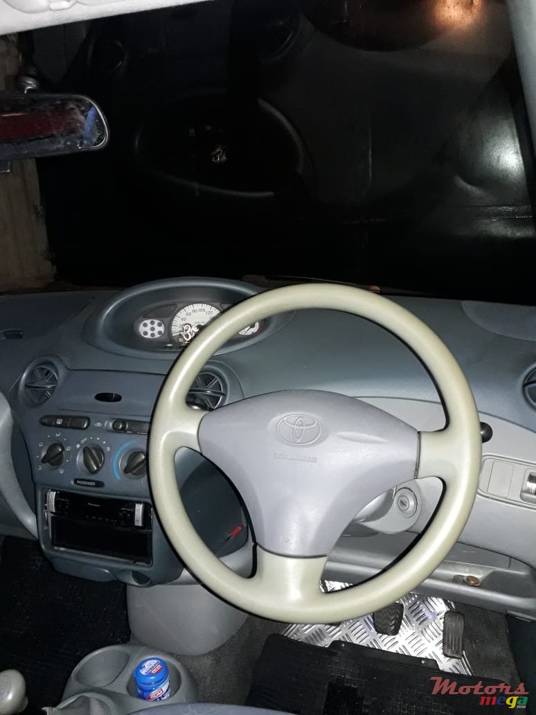 2001' Toyota Vitz photo #3
