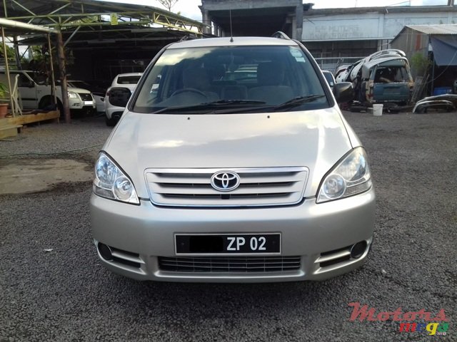 2002' Toyota Picnic photo #2