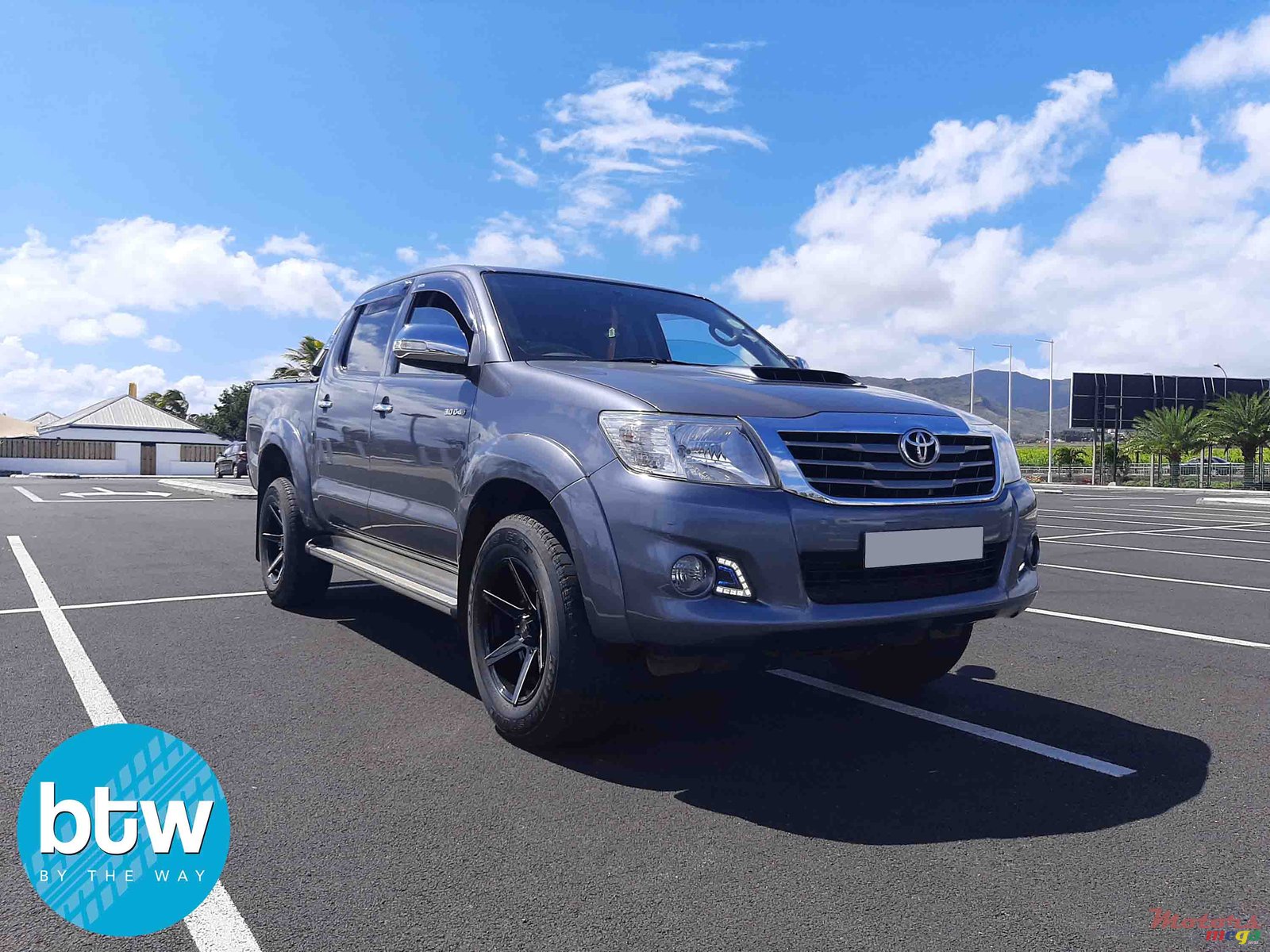 2013' Toyota Hilux photo #1