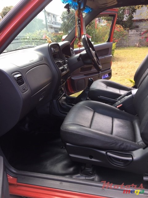 2004' Nissan NP300 photo #3