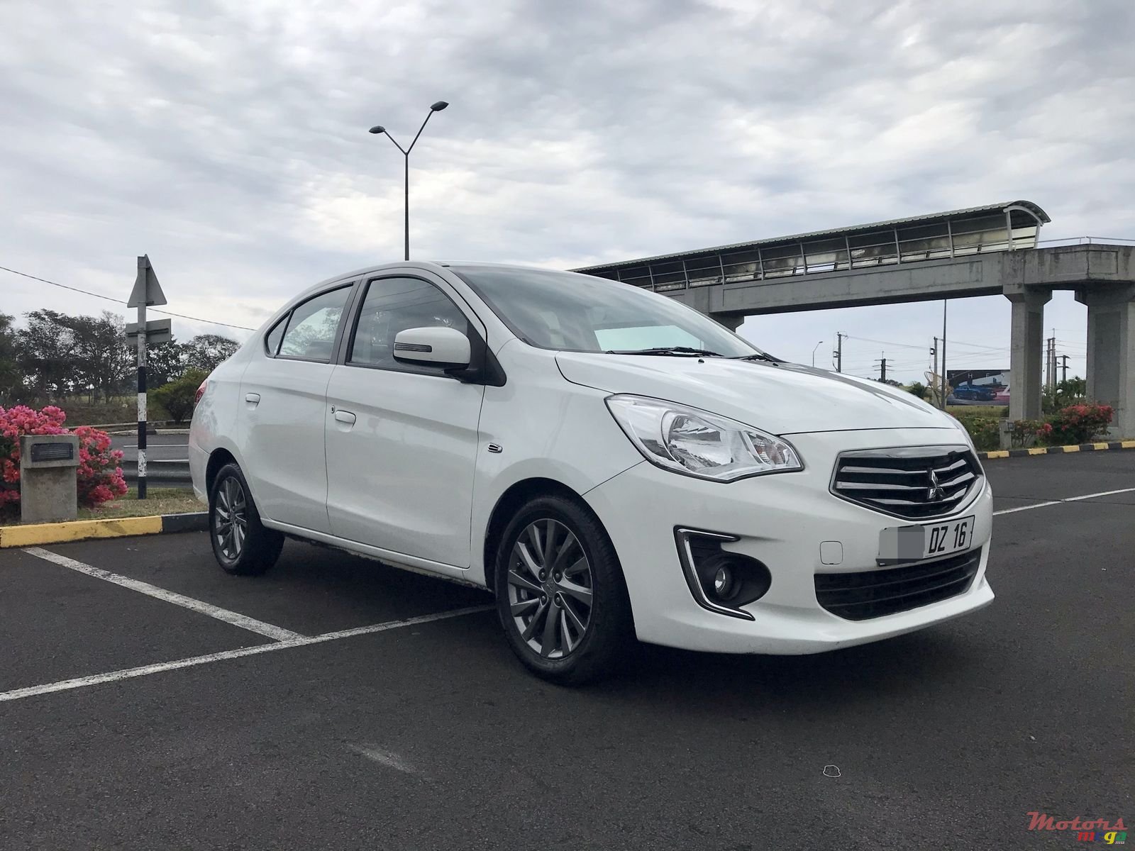 2016' Mitsubishi photo #3