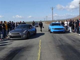 Tuned Nissan GT-R Goes Up Against Heavily Nitroused Ford Mustang on the Street