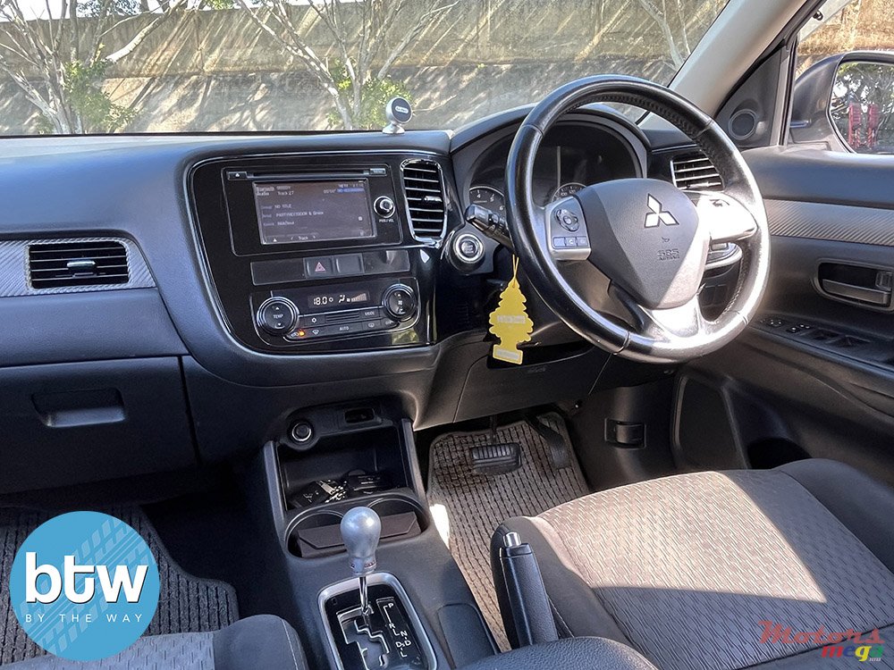 2014' Mitsubishi Outlander photo #7
