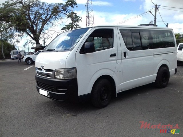 2005' Toyota HiAce photo #1