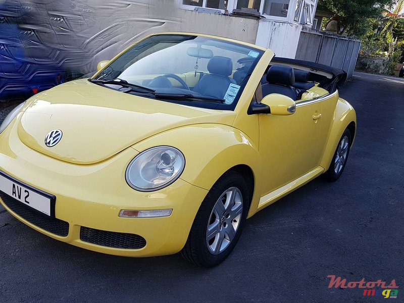 2009' Volkswagen Beetle Cabriolet photo #2