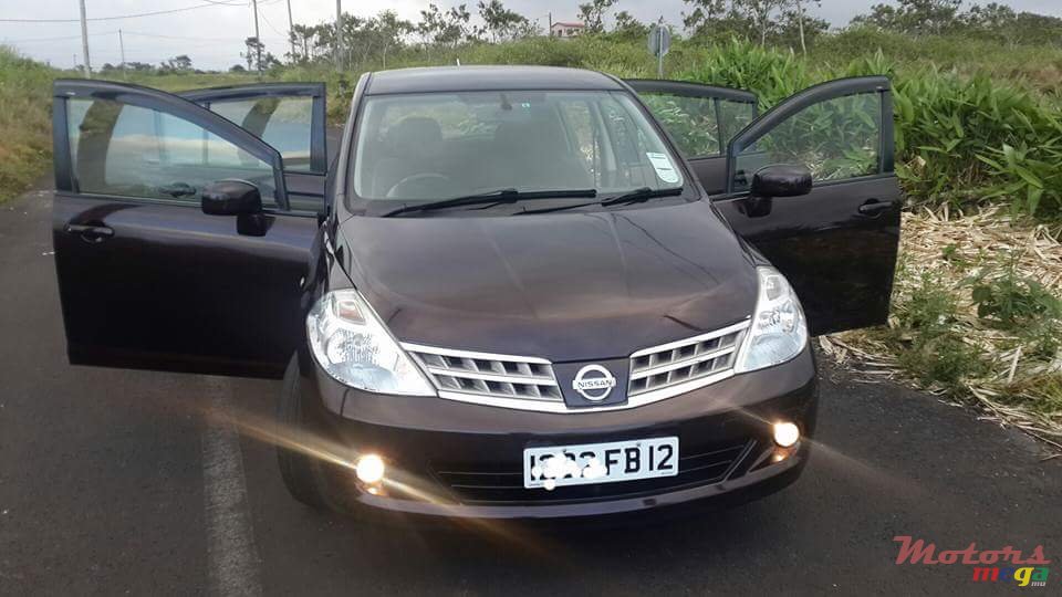 2012' Nissan Tiida Hatchback photo #1