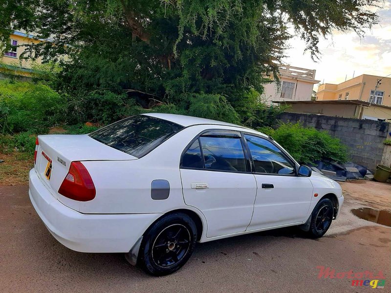 2001' Mitsubishi Lancer photo #2