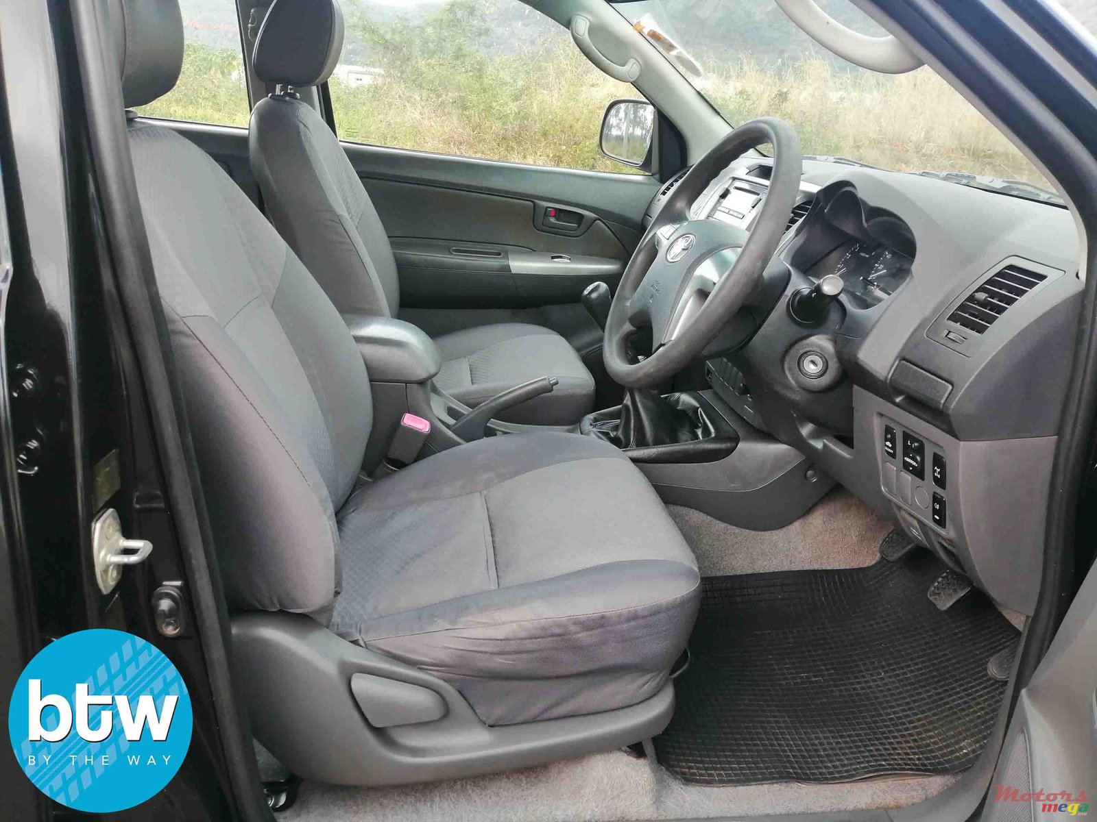 2013' Toyota Hilux 4X4 photo #5