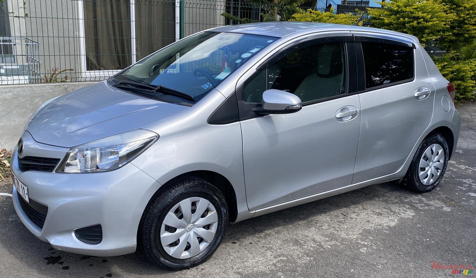 2011' Toyota Vitz photo #2