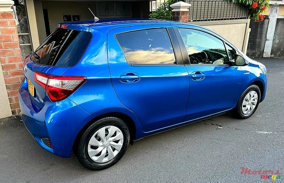 2017' Toyota Vitz Hybrid photo #5