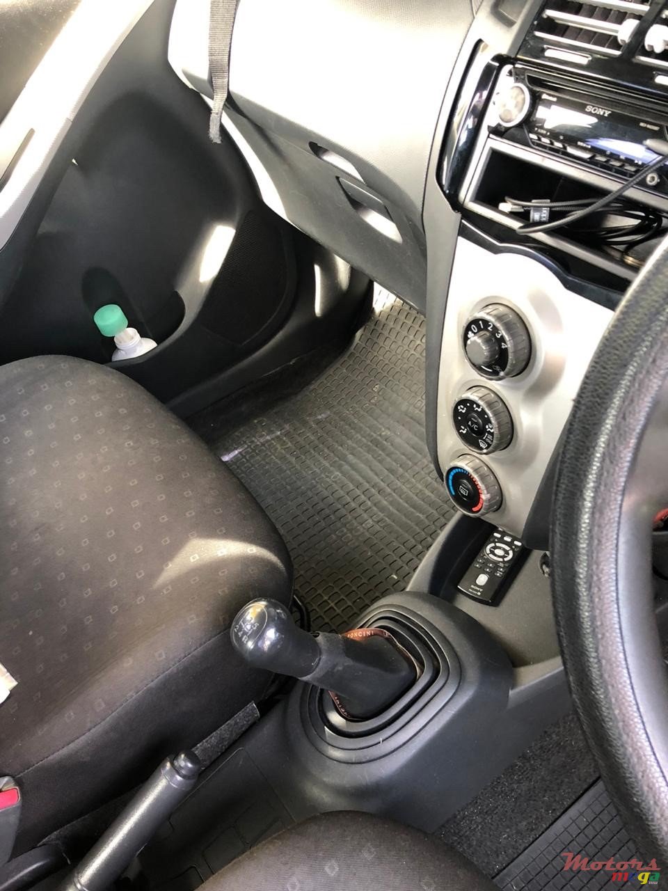 2009' Toyota Yaris photo #2