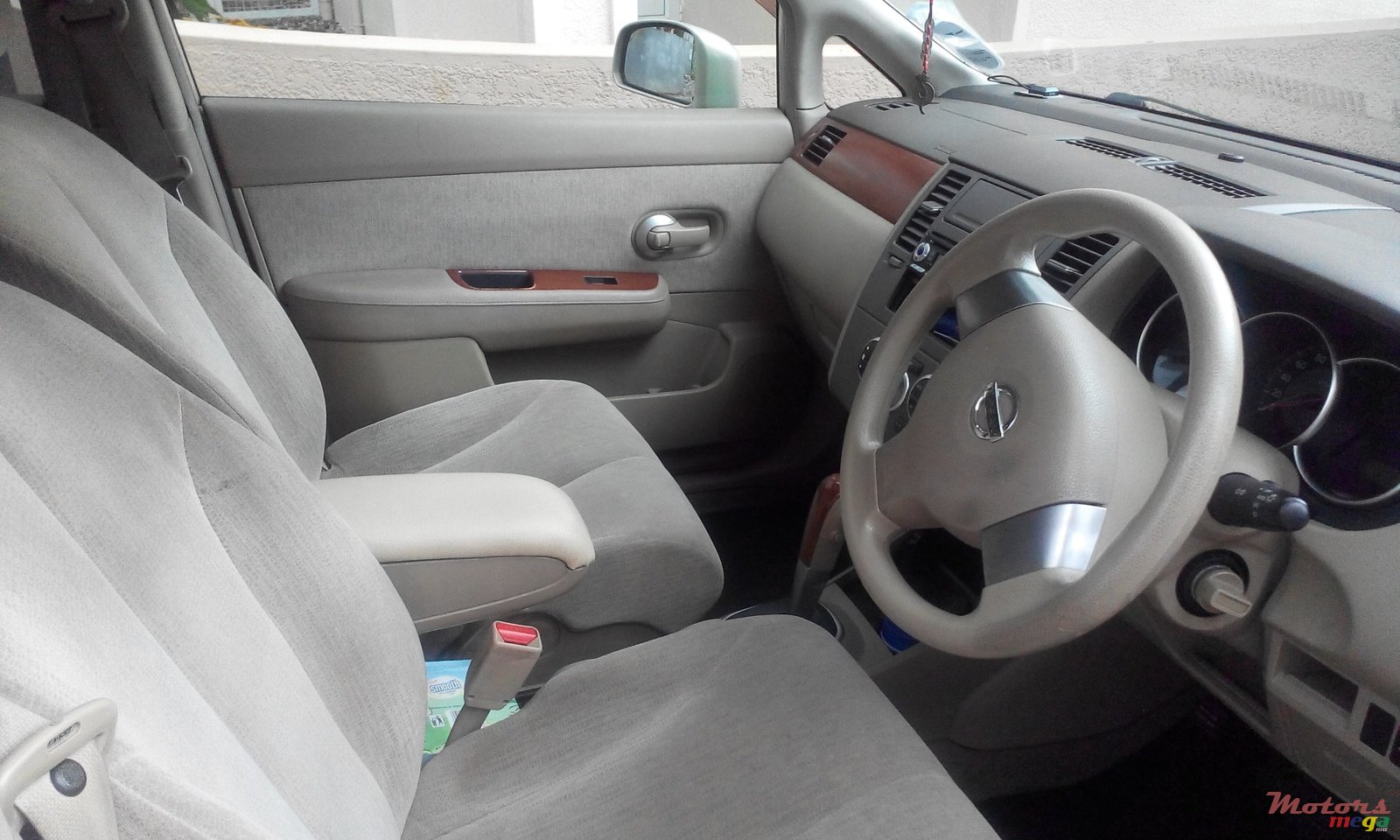 2005' Nissan Tiida photo #2