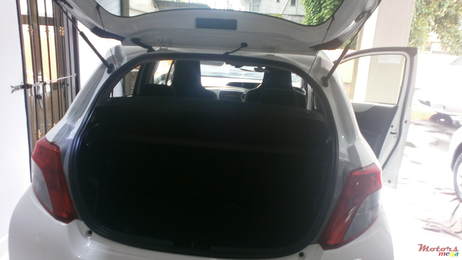 2013' Toyota Vitz JAPAN photo #3