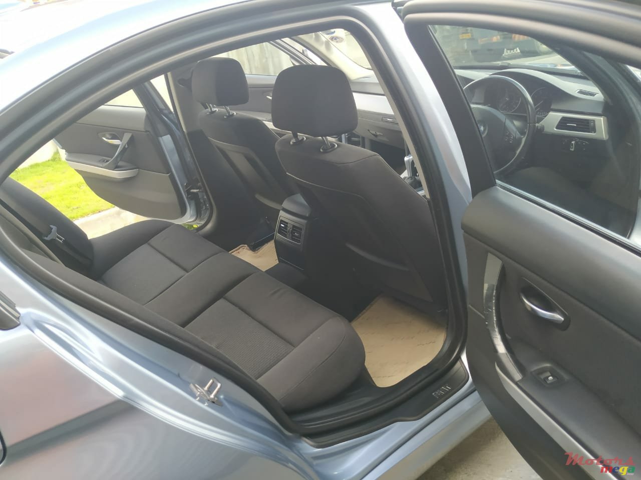 2009' BMW 320 photo #4