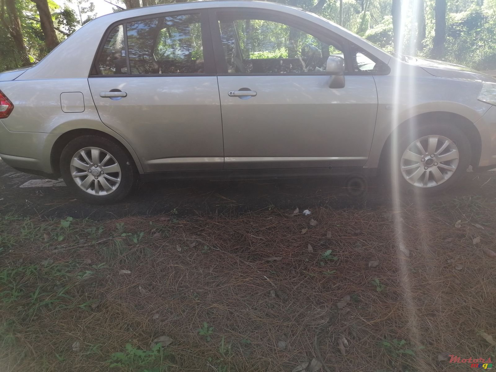 2005' Nissan Tiida photo #2