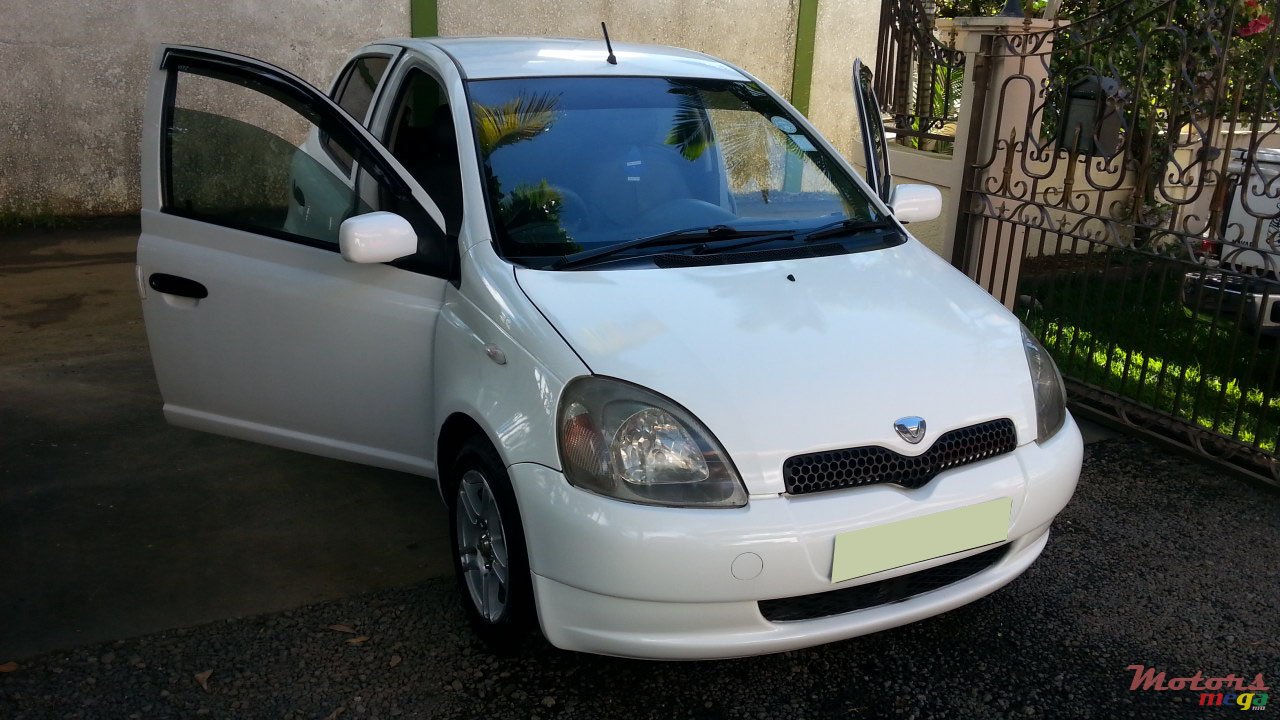 1999' Toyota Vitz photo #1