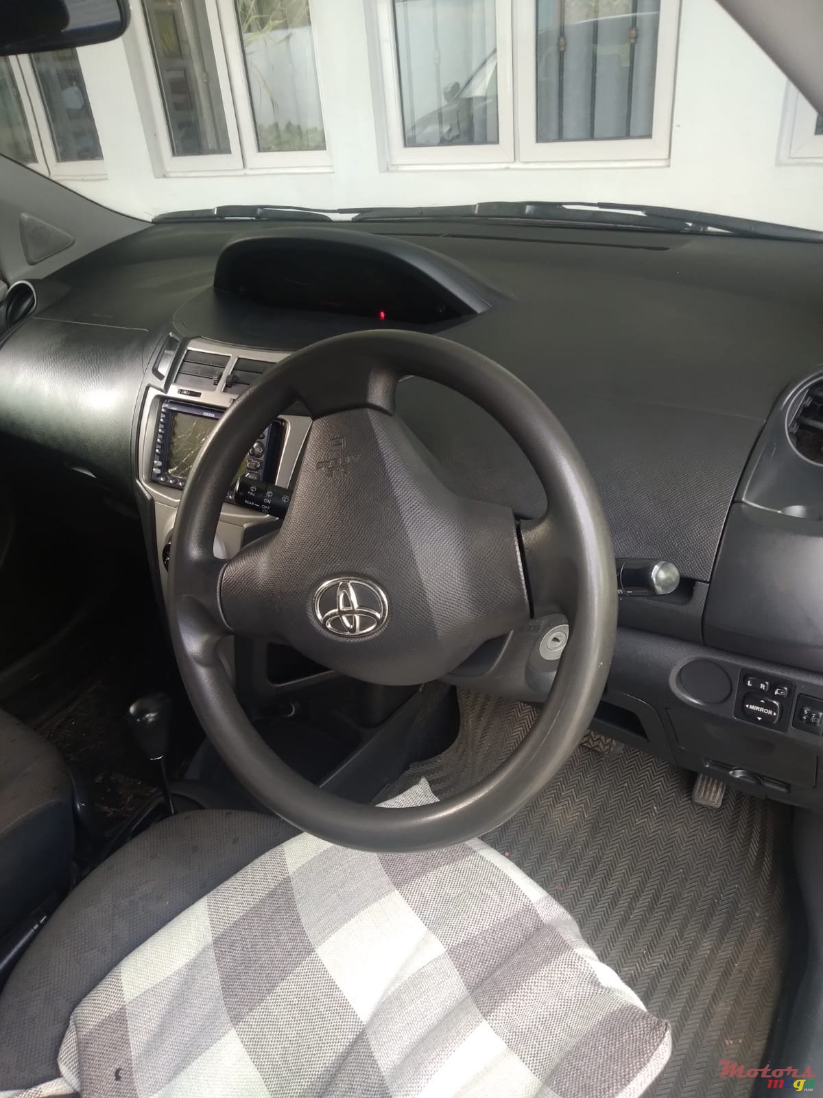 2008' Toyota Vitz photo #2