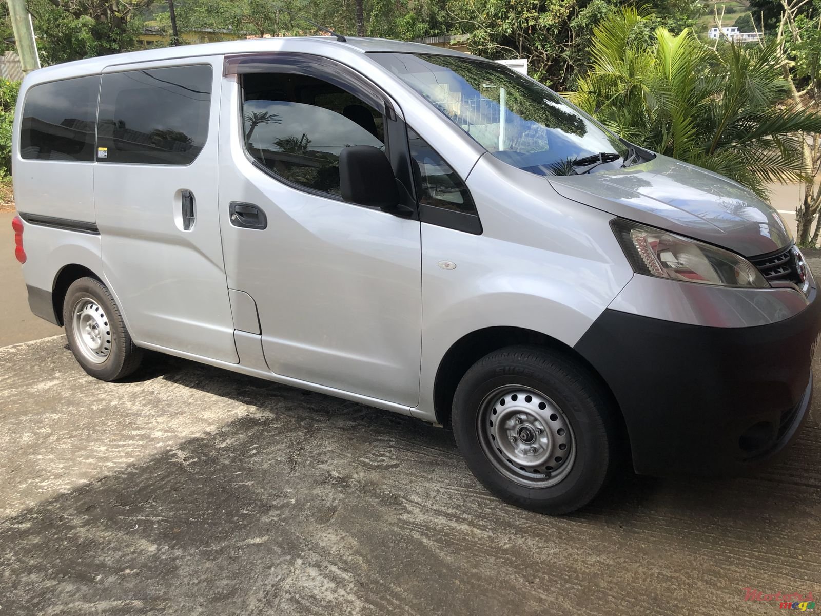 2010' Nissan photo #2