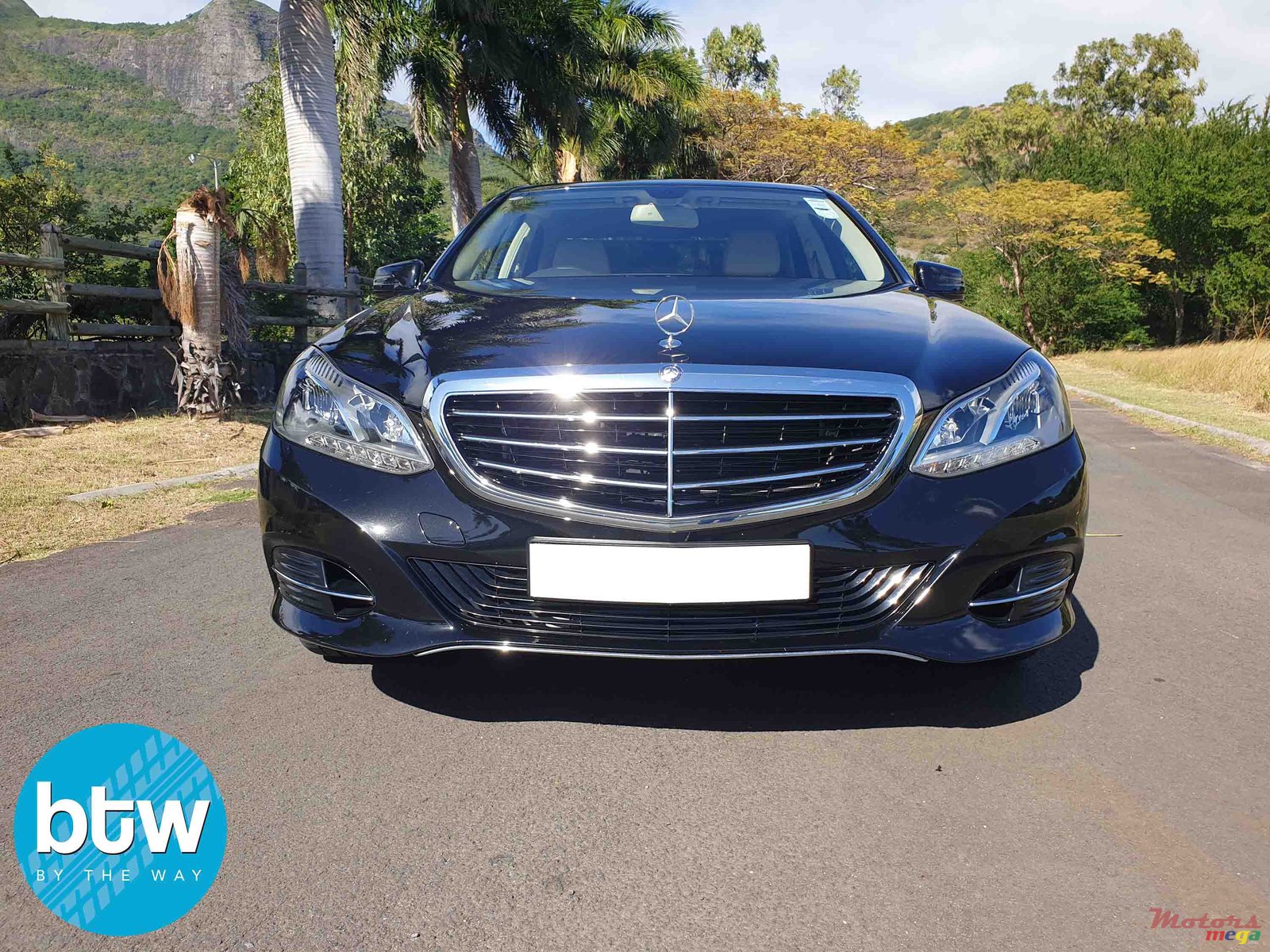 2013' Mercedes-Benz E-Class E200 photo #3