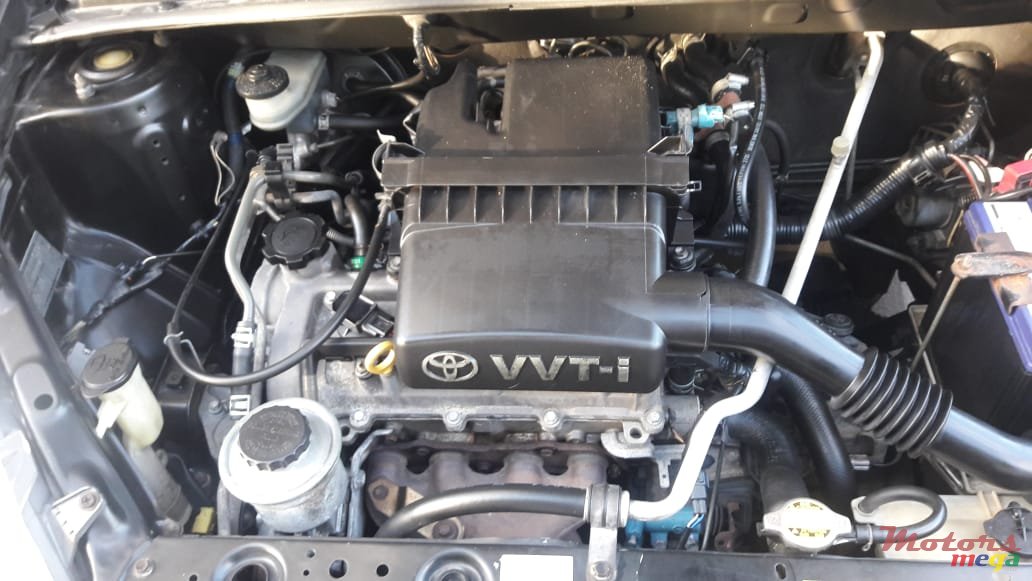 2002' Toyota Vitz photo #5