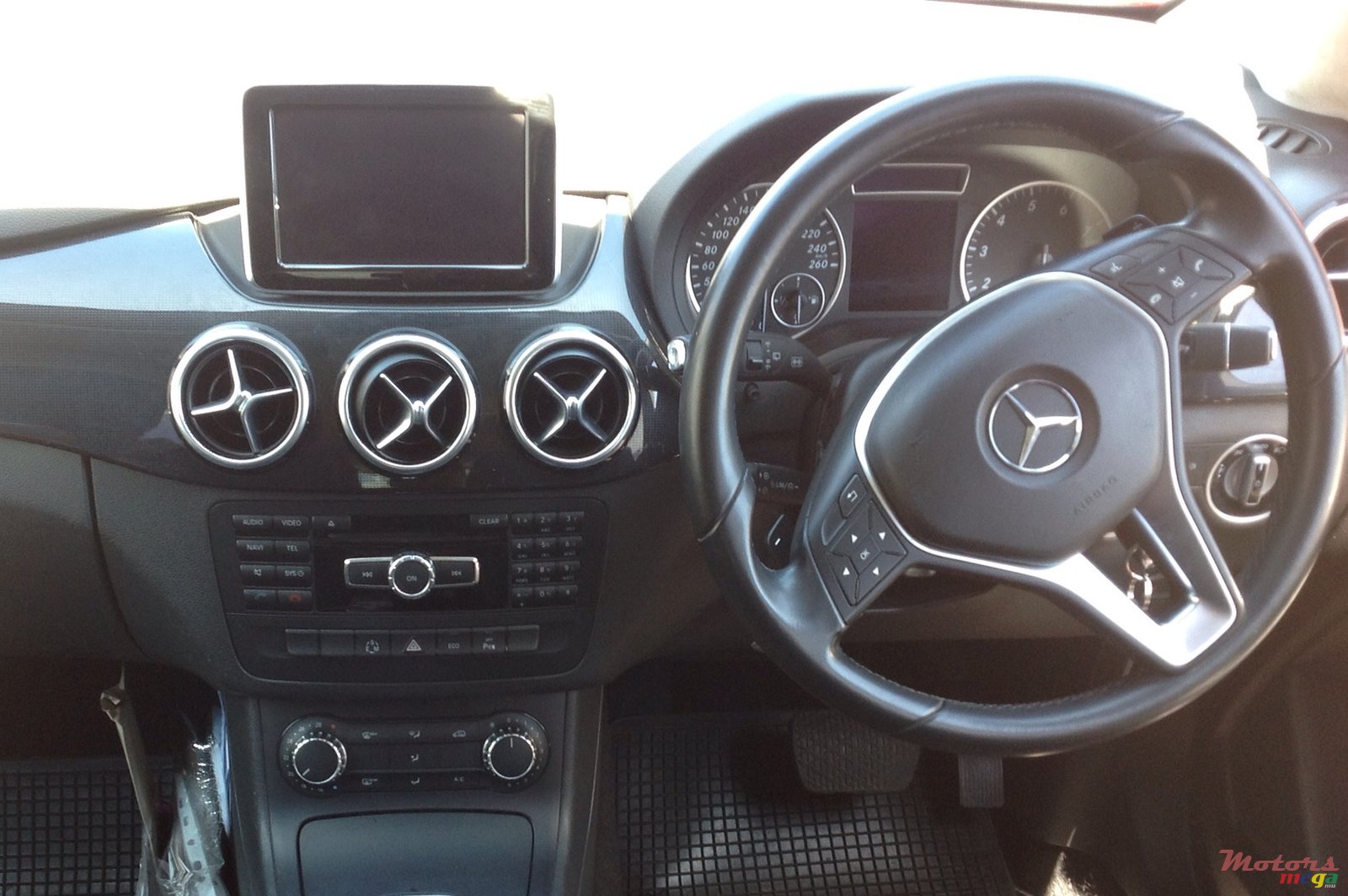 2012' Mercedes-Benz B 180 photo #4