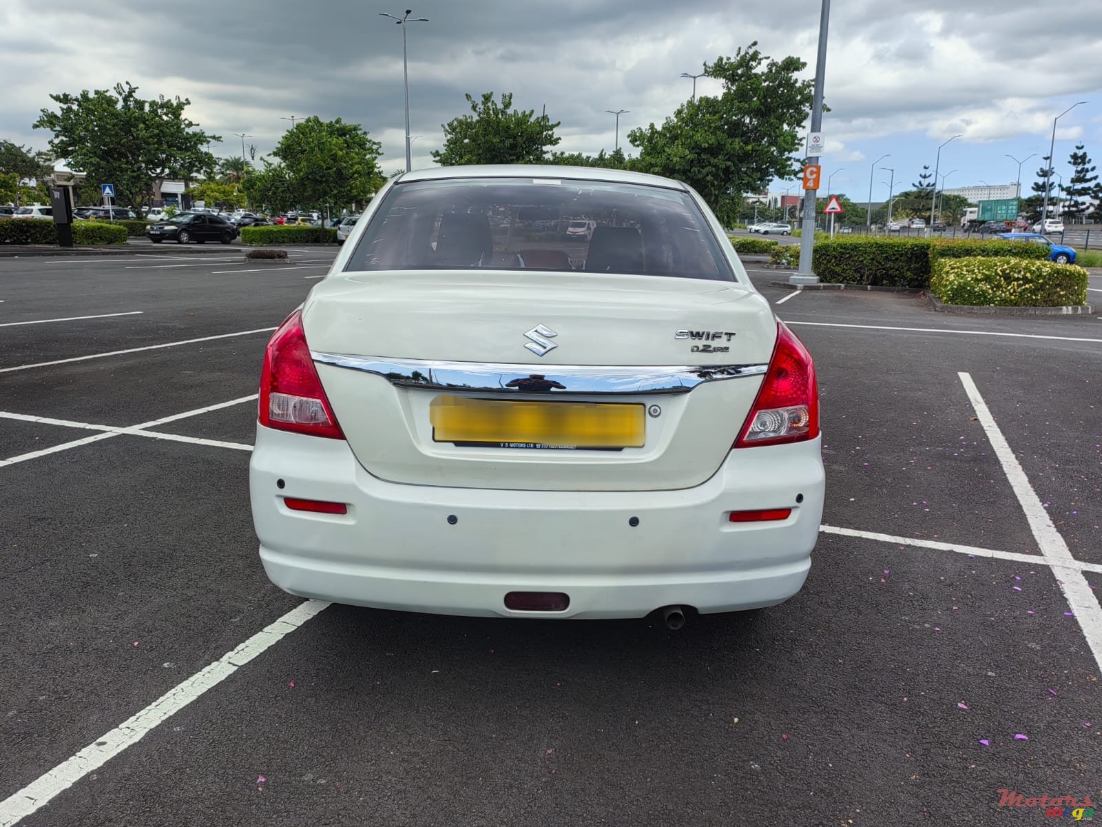 2011' Suzuki Swift D zire photo #3