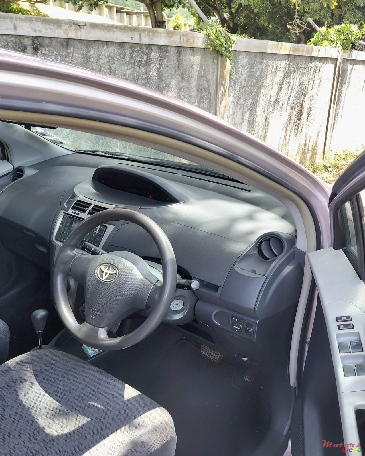 2010' Toyota Vitz photo #7