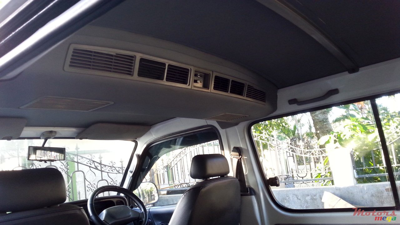 2000' Toyota HiAce photo #2