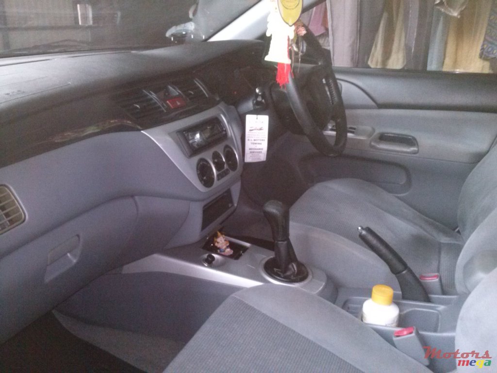 2004' Mitsubishi Lancer photo #5