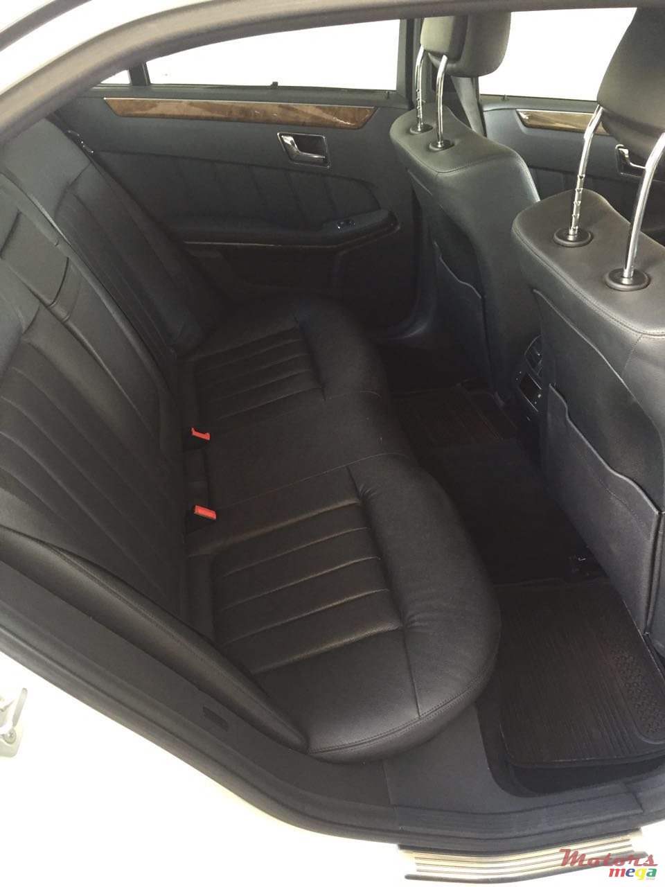 2011' Mercedes-Benz E-Class E350 CDI photo #7