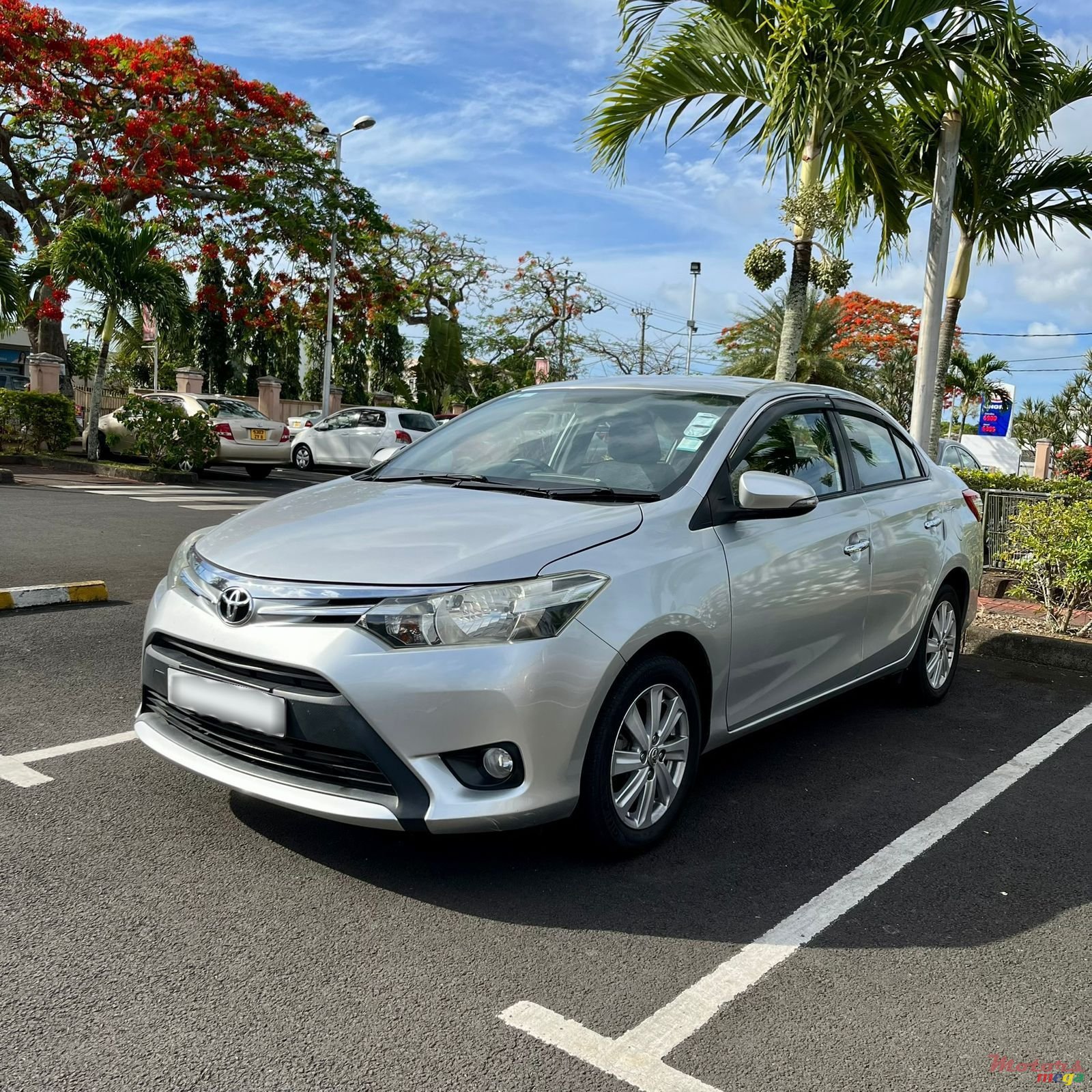 2013' Toyota Yaris G photo #2