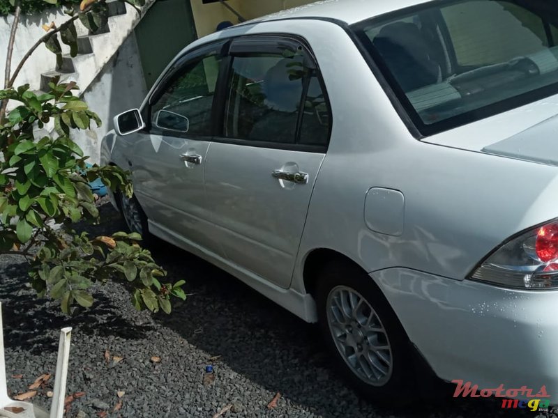 2004' Mitsubishi Lancer photo #4