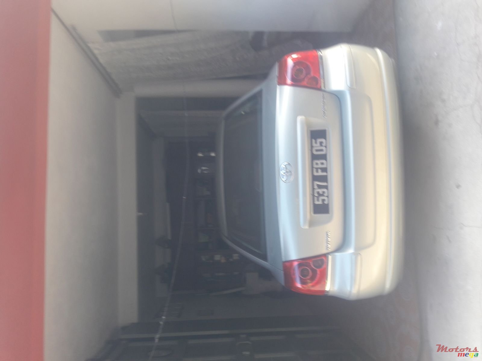 2005' Toyota Avensis photo #1