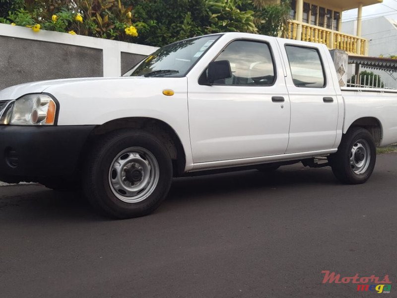 2009' Nissan Navara photo #3