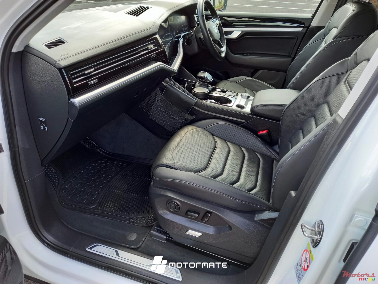 2024' Volkswagen Touareg LUXURY photo #5