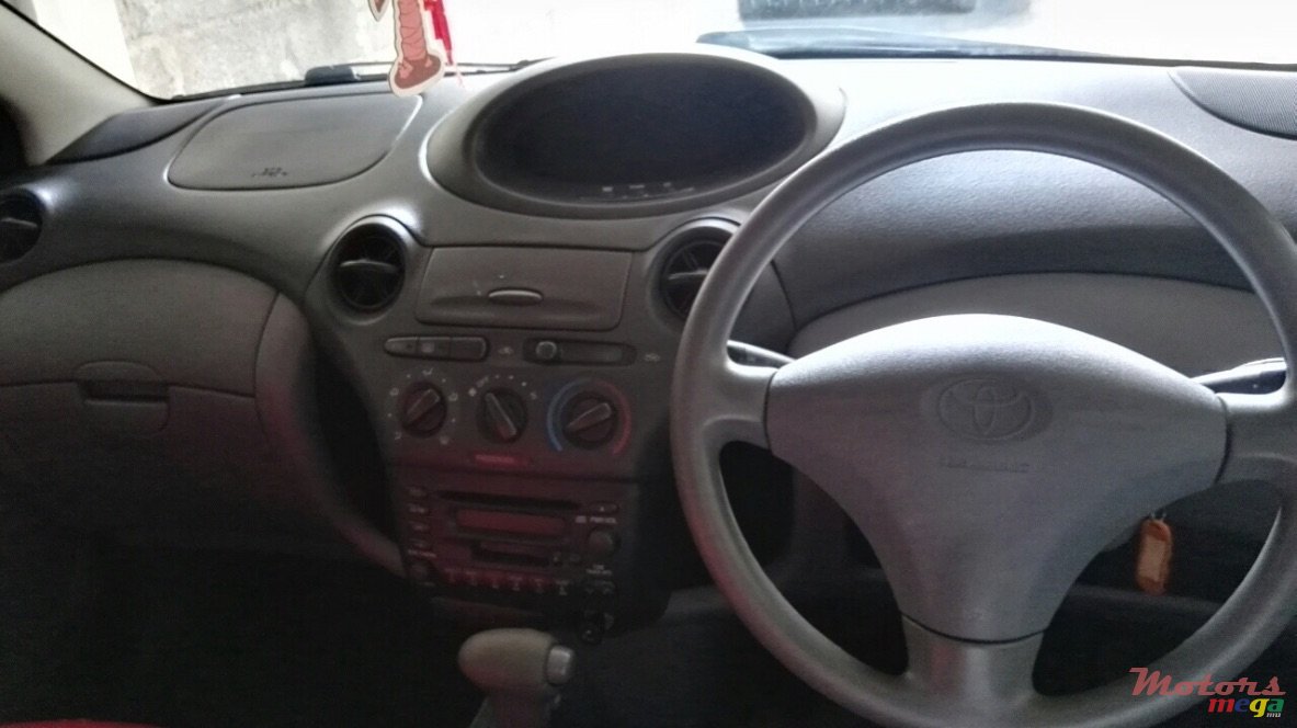 2001' Toyota Vitz photo #3