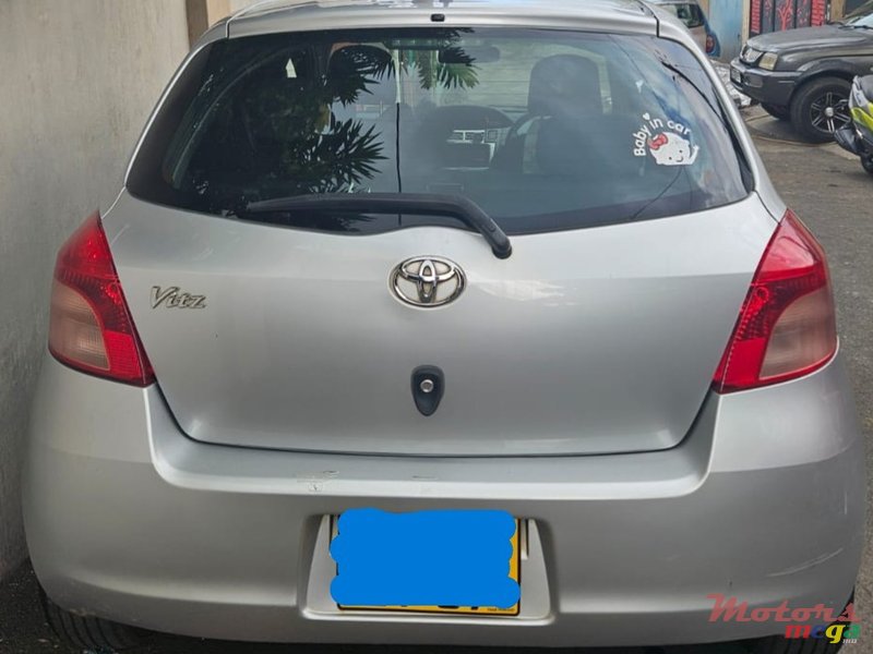 2007' Toyota Vitz photo #2