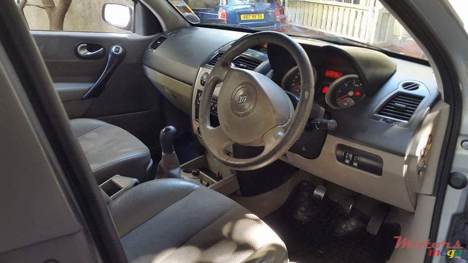 2004' Renault Megane photo #3