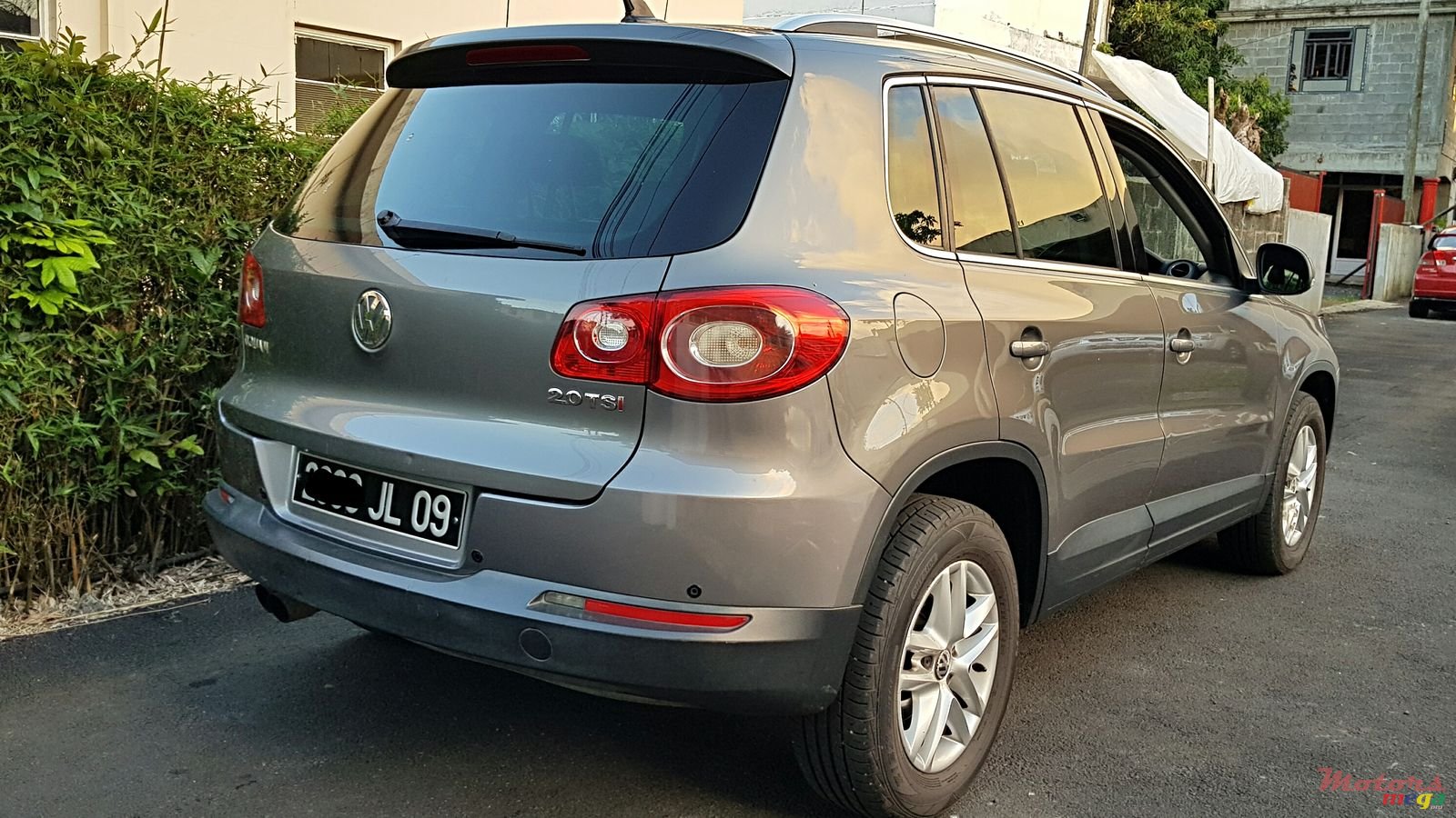 2009' Volkswagen Tiguan automatic photo #3