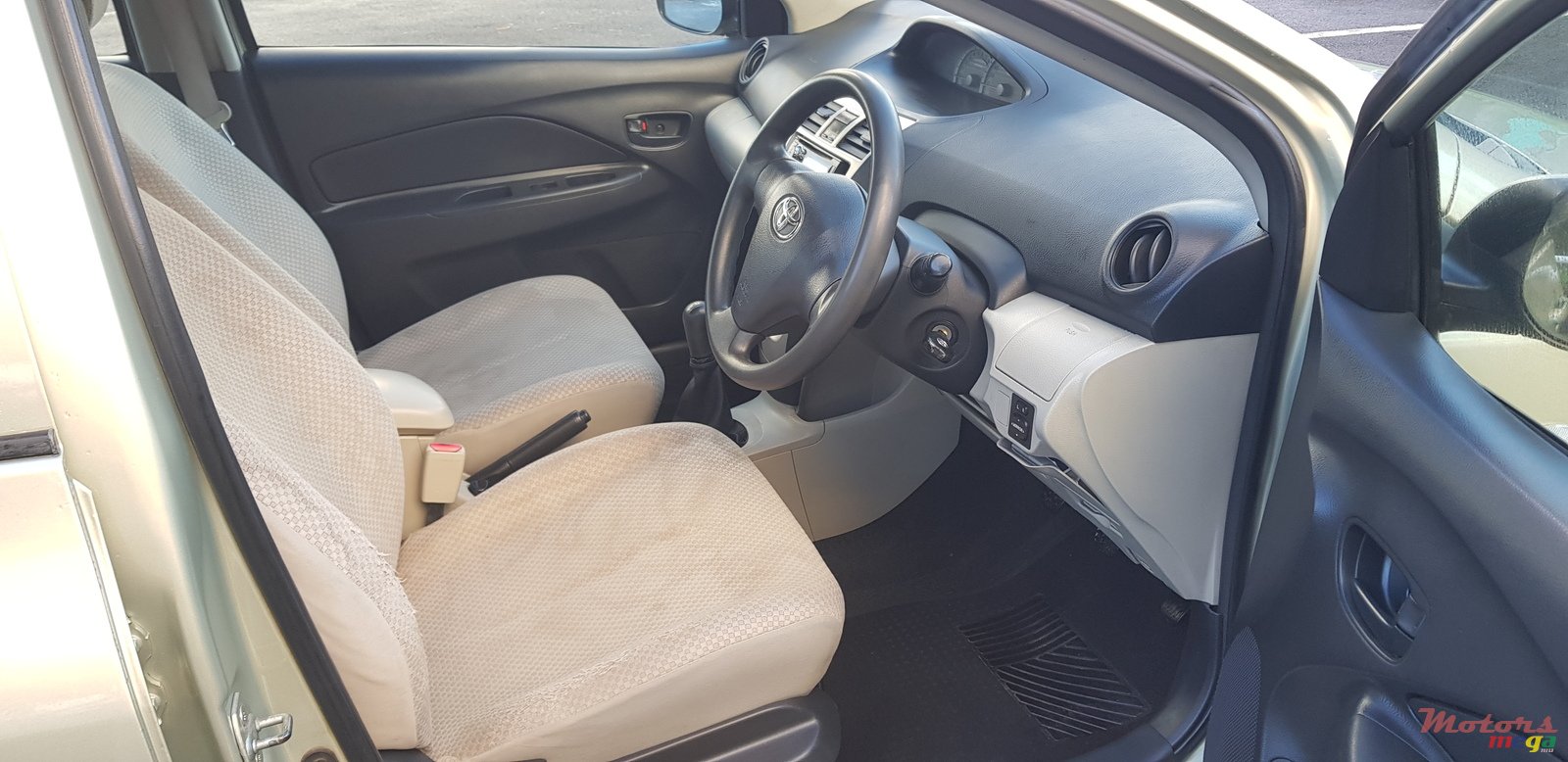 2007' Toyota Yaris Sedan photo #7