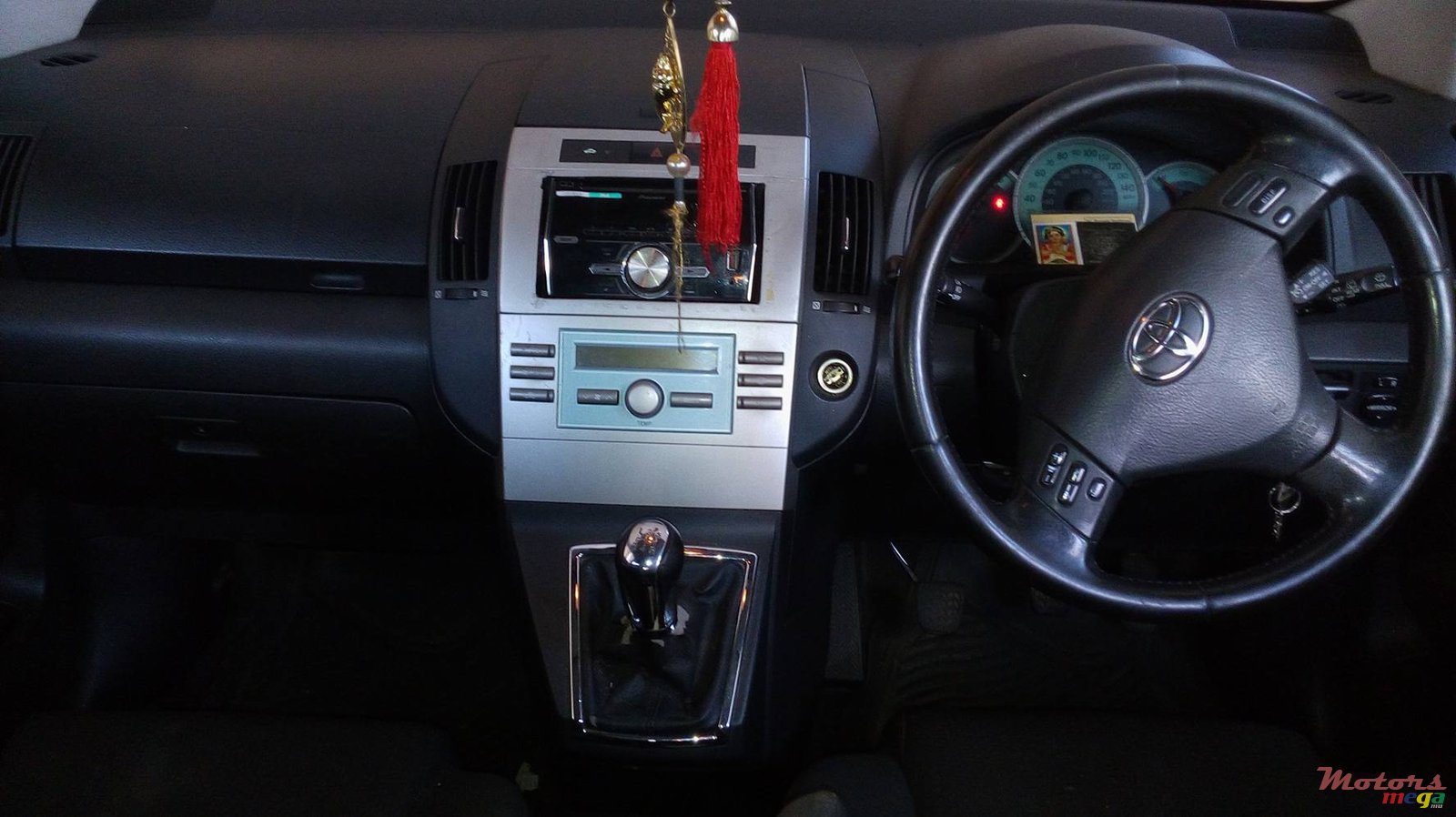 2004' Toyota Corolla Verso photo #4