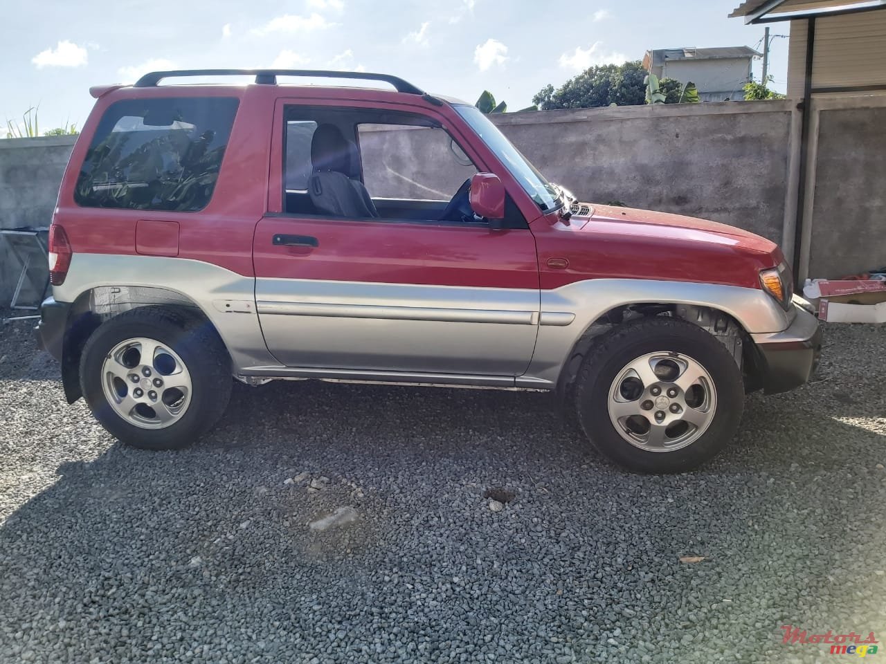 2001' Mitsubishi Pajero photo #2