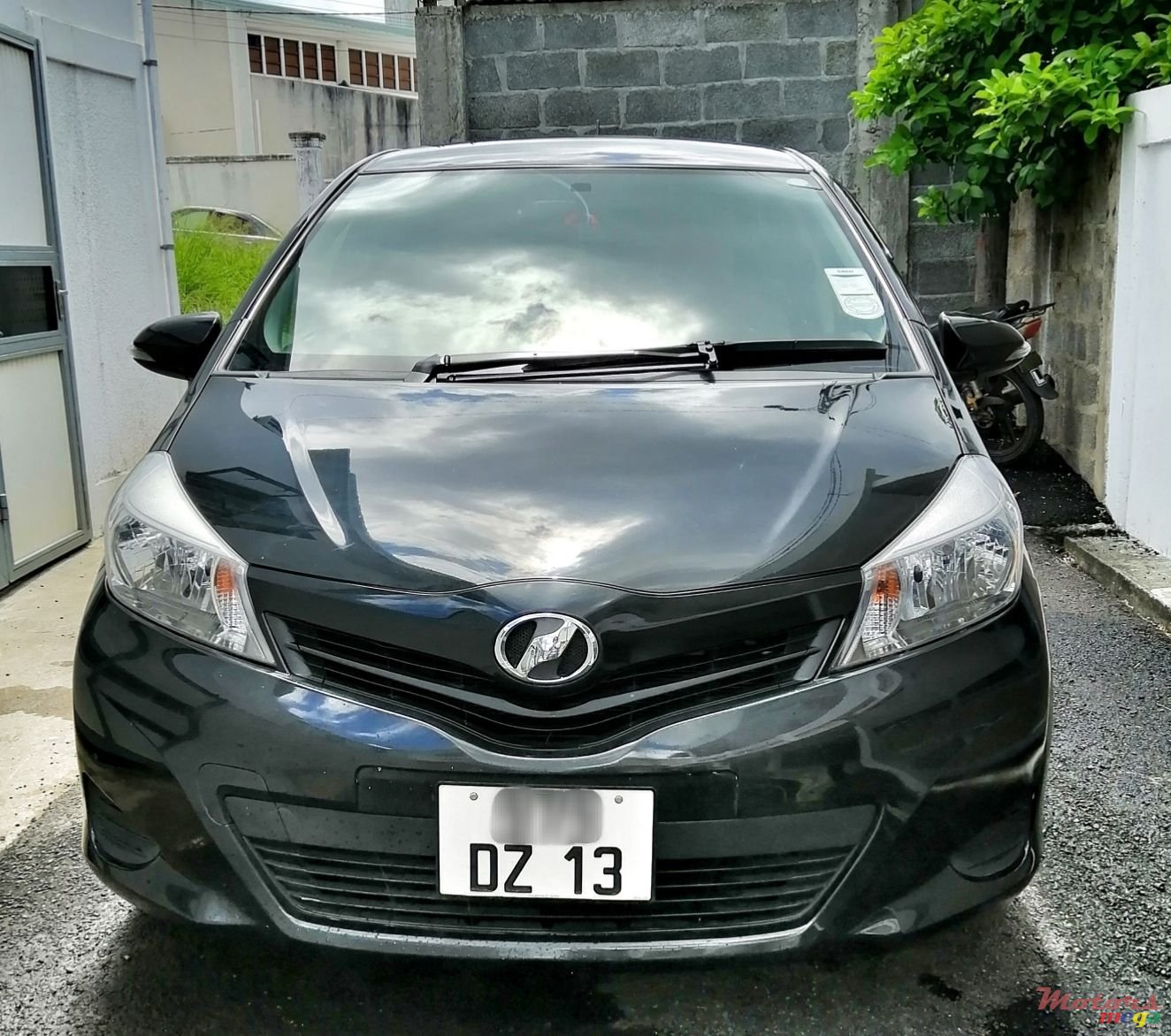 2013' Toyota Vitz photo #1