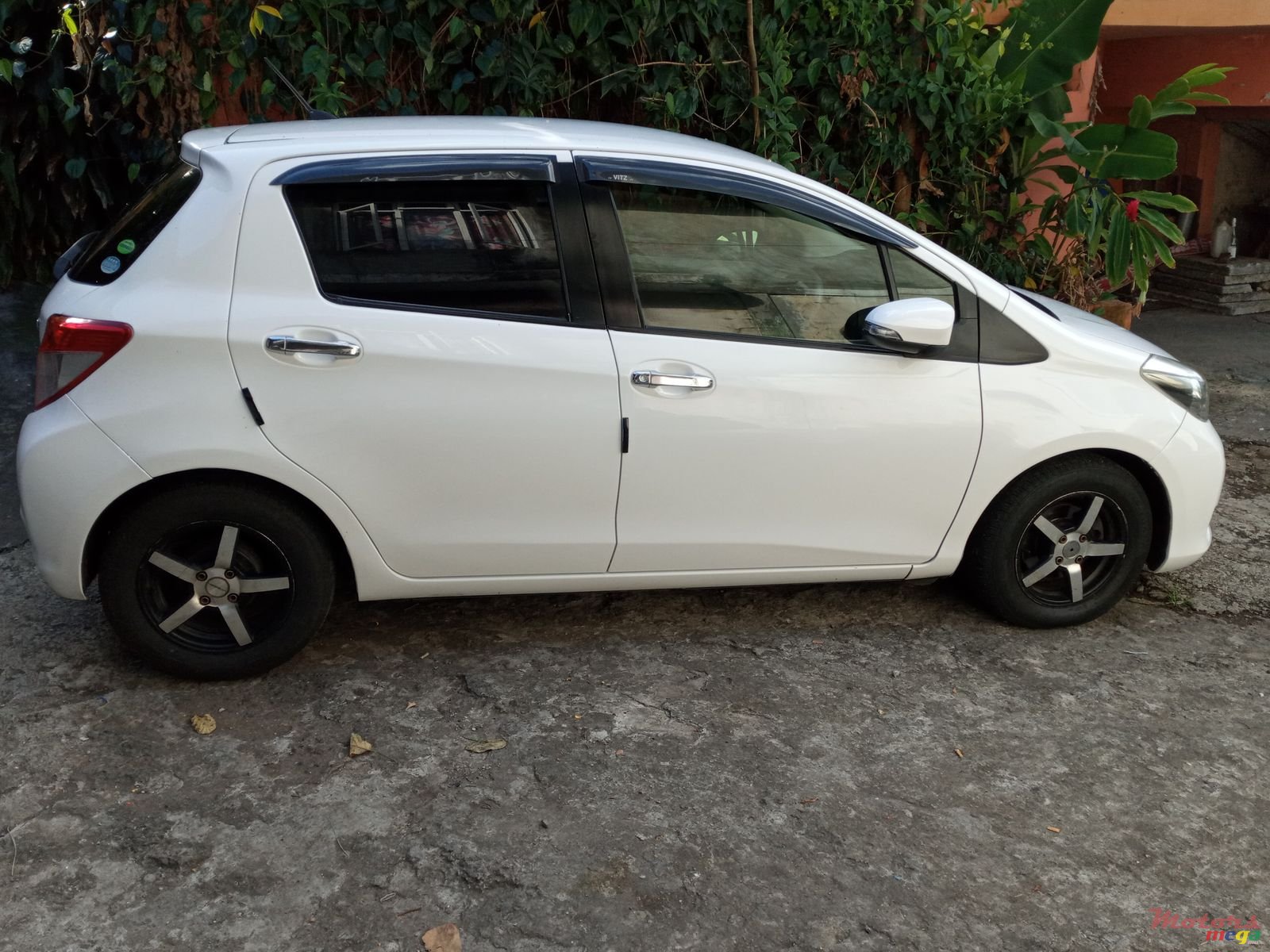 2012' Toyota Vitz photo #2