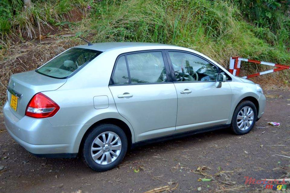 2005' Nissan Tiida photo #1