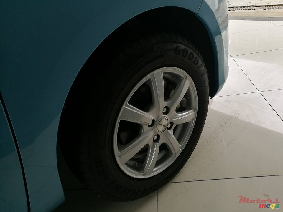 2014' Toyota Avensis New Shape photo #3